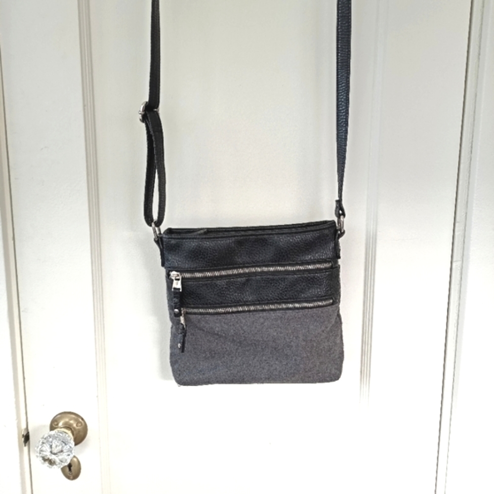 🌷3/15🌷 Medium sized neutral crossbody purse faux leather and velt.